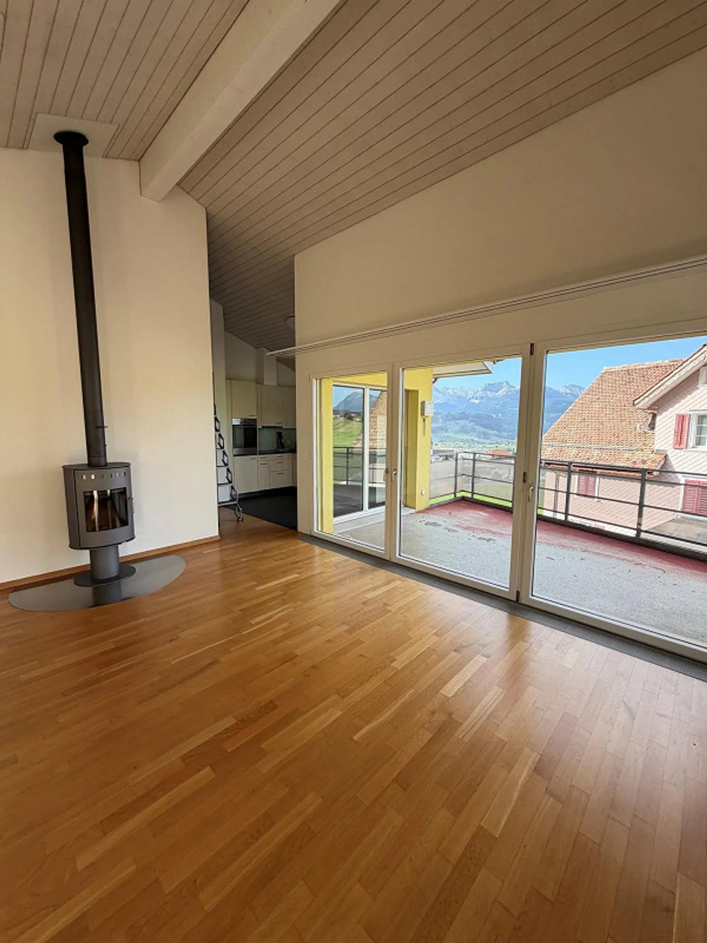 3 1/2 Room Apartment in a Beautiful Location - Photo 3 of 3