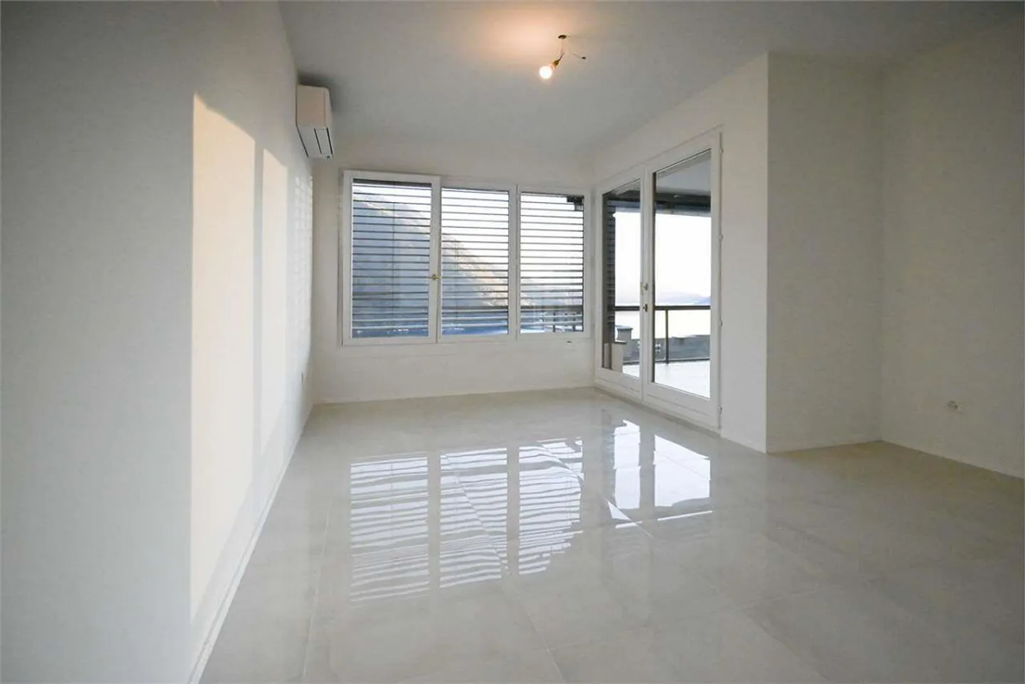 3.5 Room Apartment with Lake View and Private Garden - Photo 10 of 13