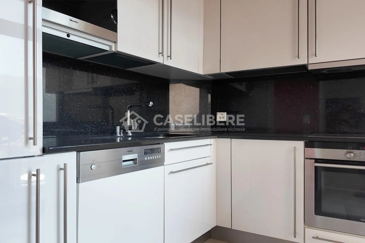 3.5-ROOM DUPLEX WITH TERRACE AND LAKE VIEW IN THE HEART OF ASCONA - Photo 7 of 18