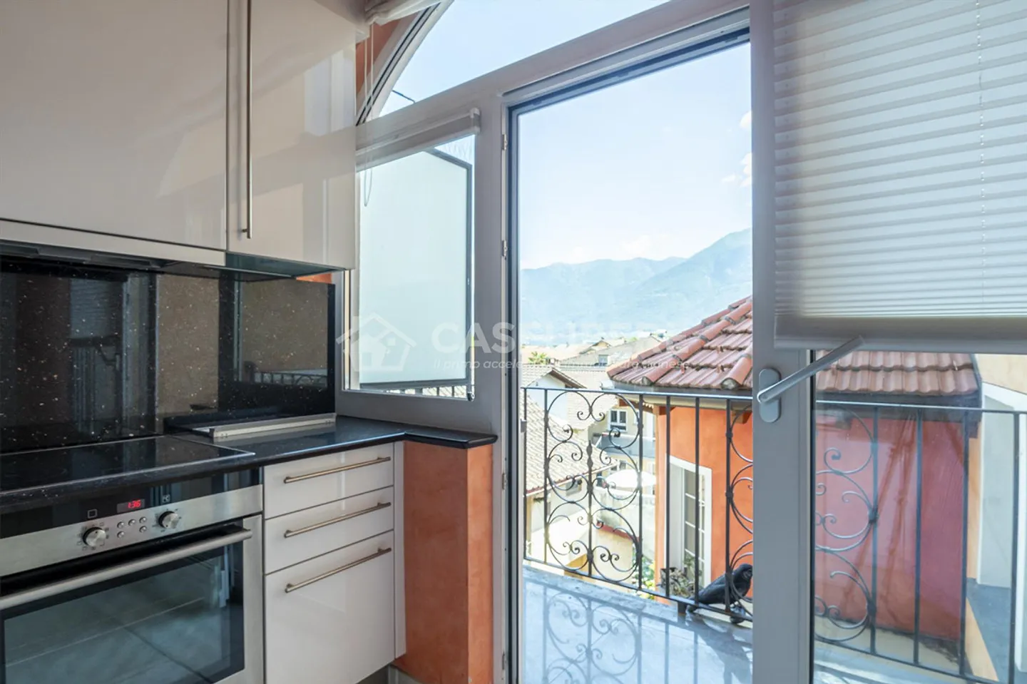 3.5-ROOM DUPLEX WITH TERRACE AND LAKE VIEW IN THE HEART OF ASCONA - Photo 8 of 18
