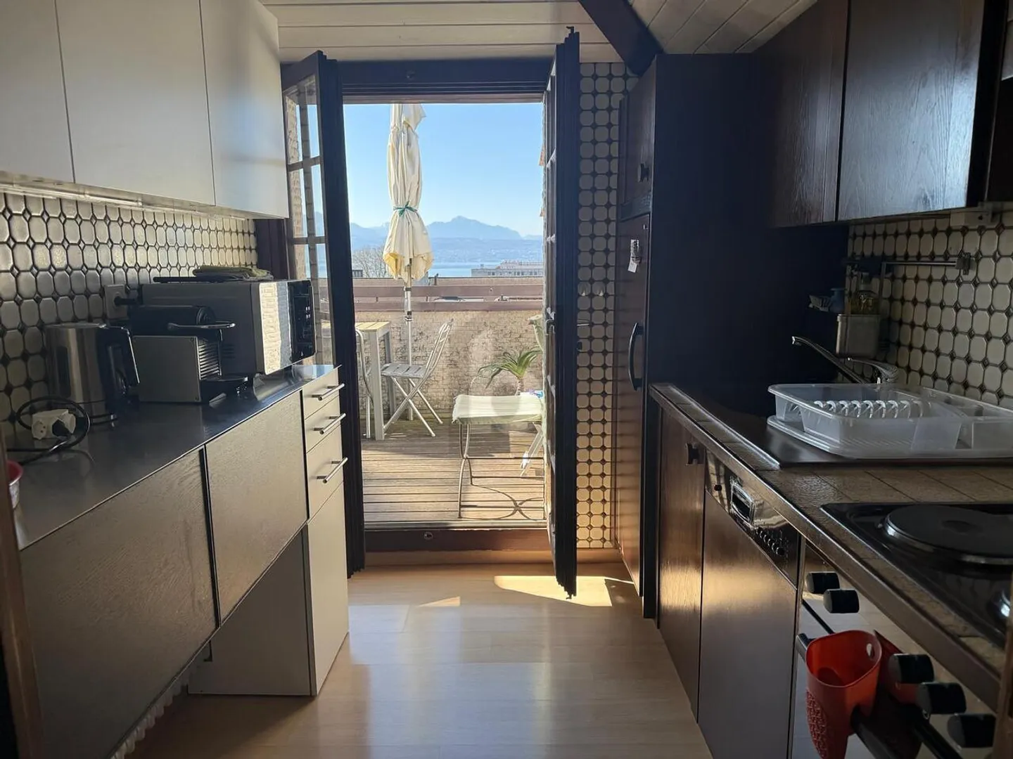 MAGNIFICENT FURNISHED PENTHOUSE, BETWEEN LAKE AND STATION! - Photo 5 of 6