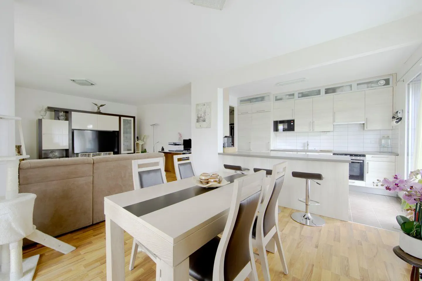 EXKLUSIVITÄT - Helle 4-Zimmer-Wohnung mit überdachter Terrasse - Foto 1 von 11