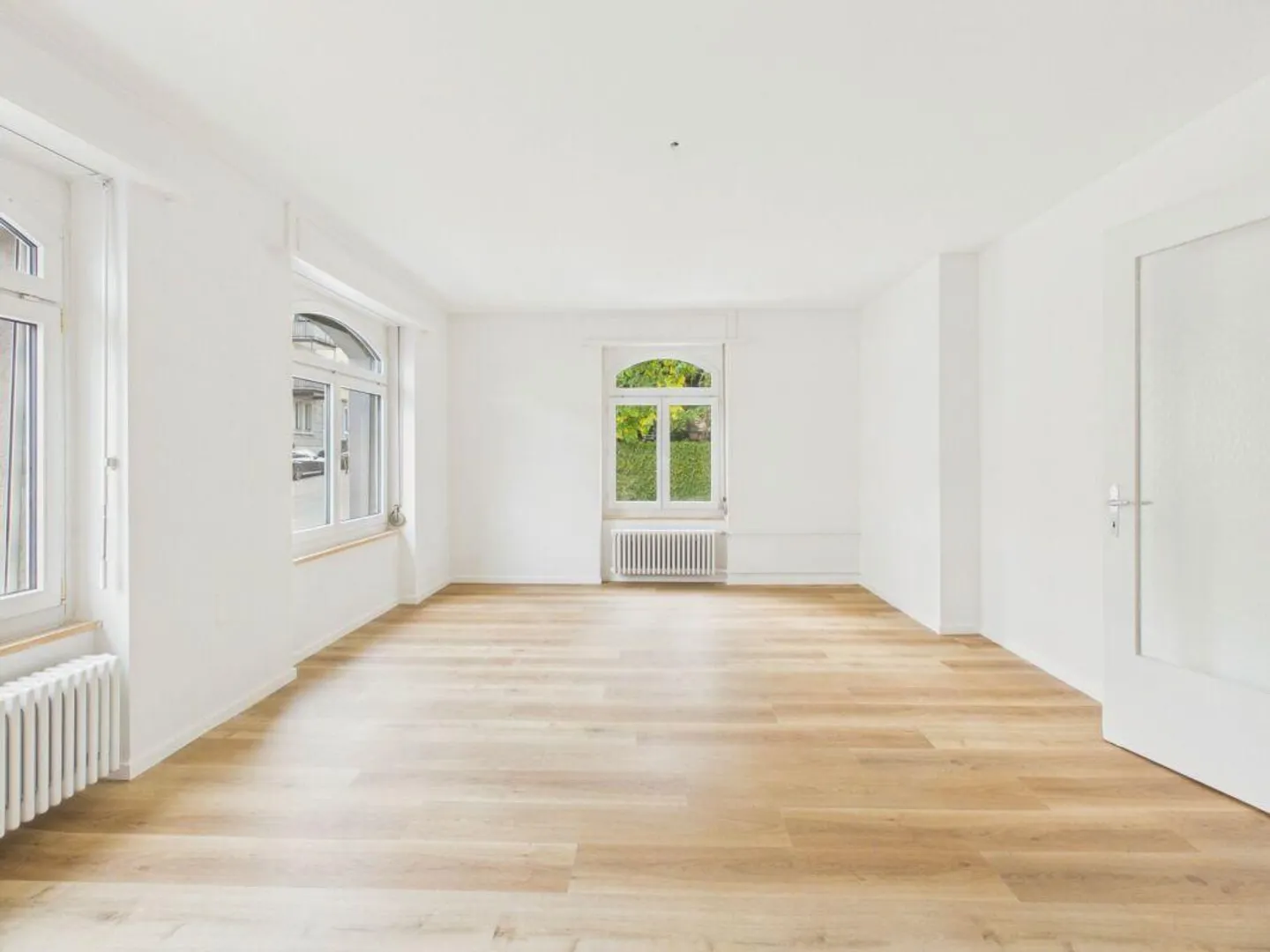 Partially renovated 2.5-room apartment in a good location with excellent public transport access - Photo 2 of 12