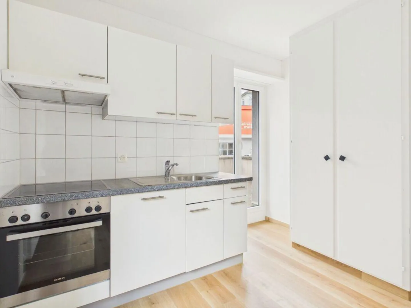 Partially renovated 2.5-room apartment in a good location with excellent public transport access - Photo 3 of 12