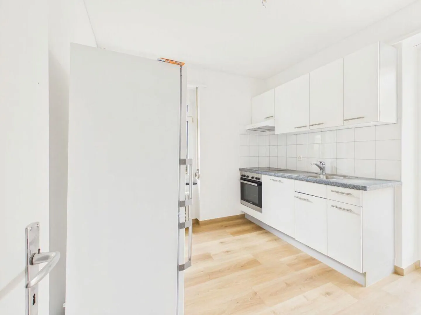 Partially renovated 2.5-room apartment in a good location with excellent public transport access - Photo 4 of 12