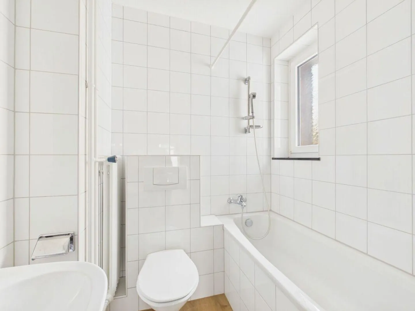Partially renovated 2.5-room apartment in a good location with excellent public transport access - Photo 5 of 12