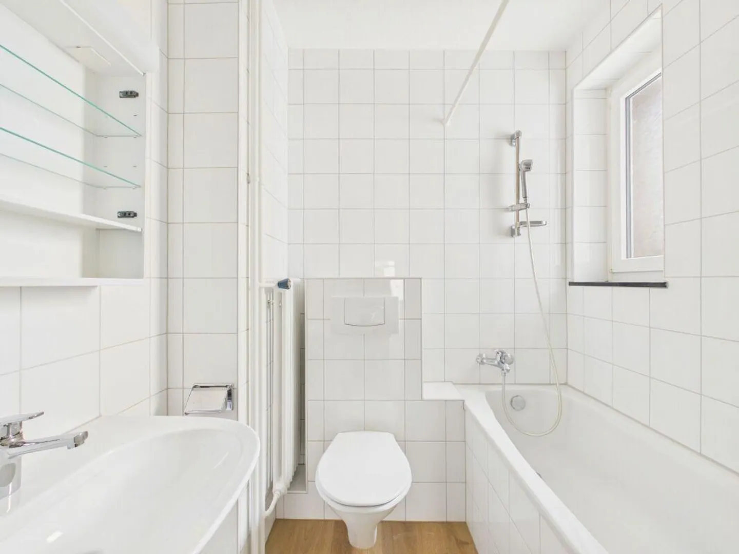 Partially renovated 2.5-room apartment in a good location with excellent public transport access - Photo 6 of 12