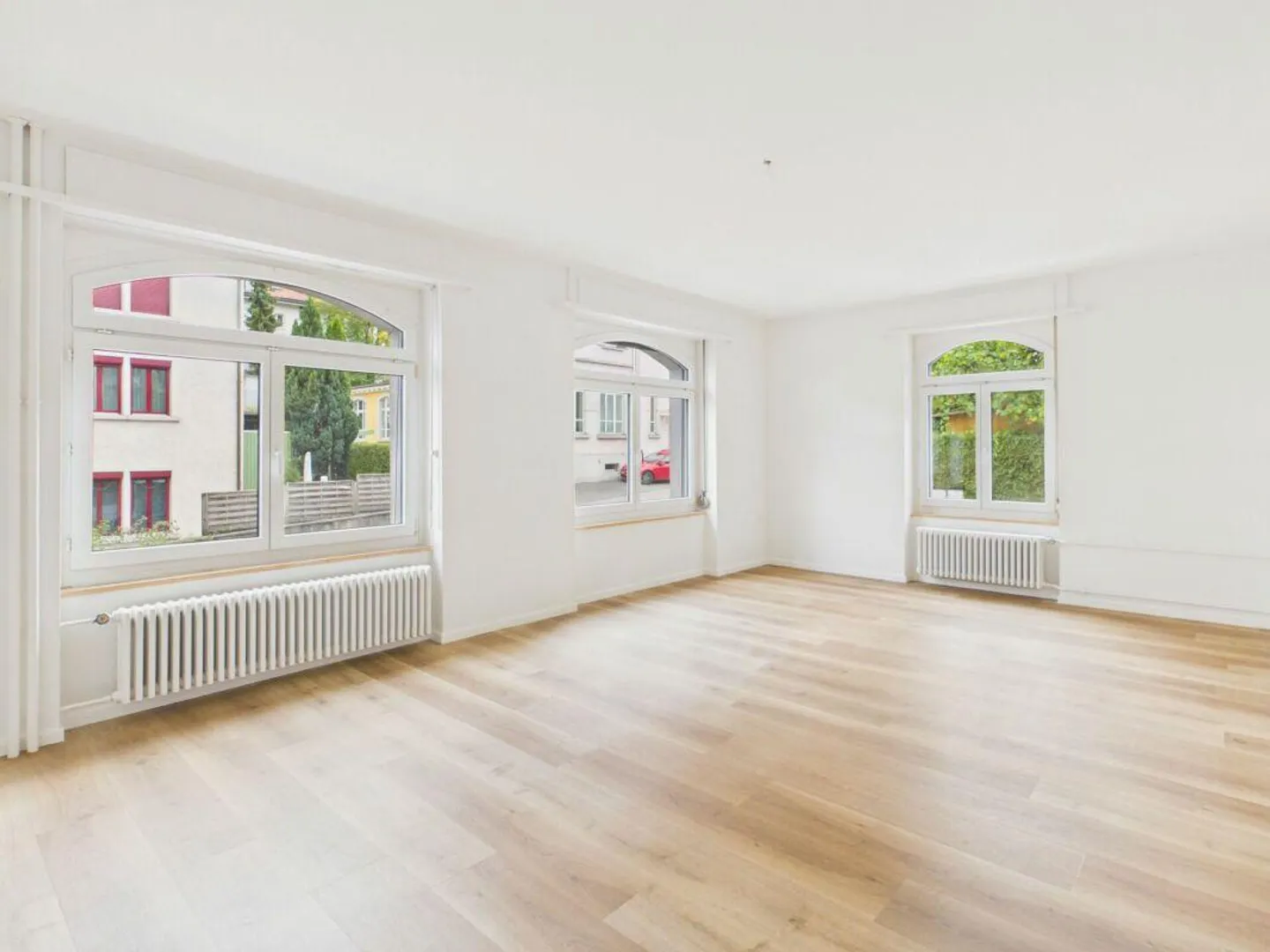 Partially renovated 2.5-room apartment in a good location with excellent public transport access - Photo 1 of 12