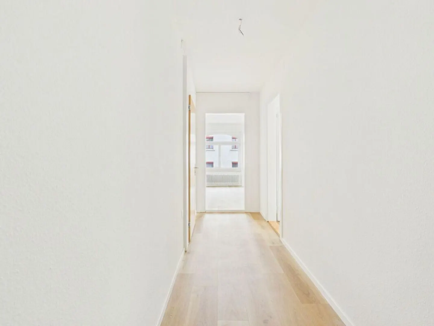 Partially renovated 2.5-room apartment in a good location with excellent public transport access - Photo 8 of 12
