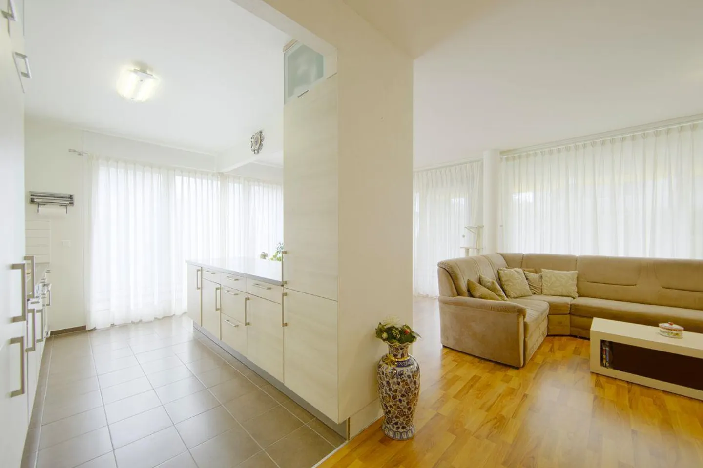 EXKLUSIVITÄT - Helle 4-Zimmer-Wohnung mit überdachter Terrasse - Foto 6 von 11