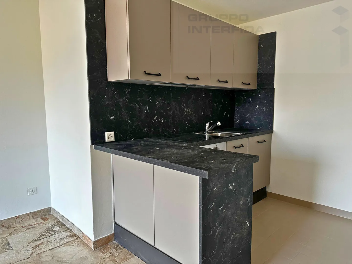 HELLDURCHLÄSSIGE 2.5-ZIMMER-WOHNUNGEN RENOVIERTE - Foto 2 von 5