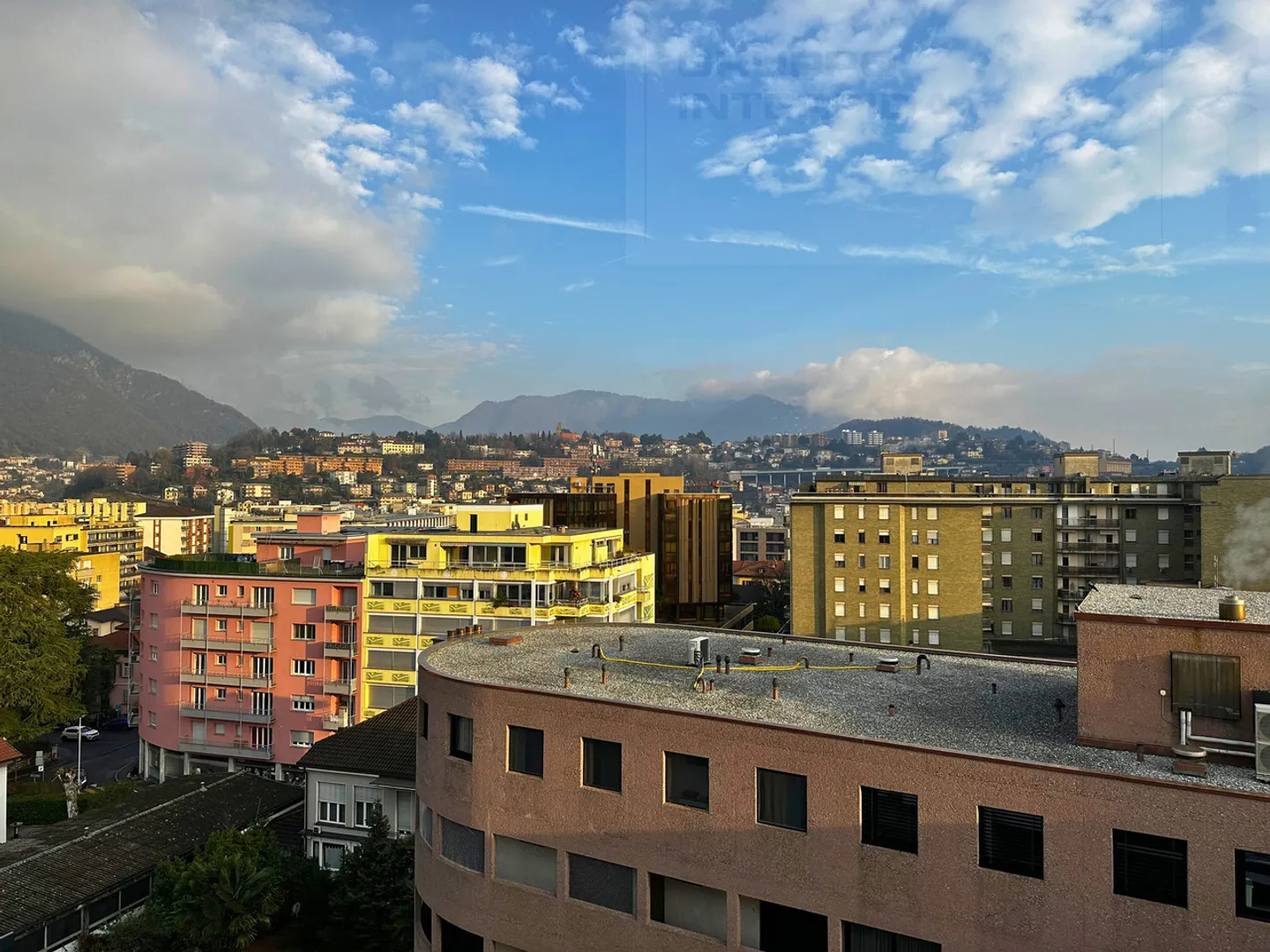 HELLDURCHLÄSSIGE 2.5-ZIMMER-WOHNUNGEN RENOVIERTE - Foto 5 von 5