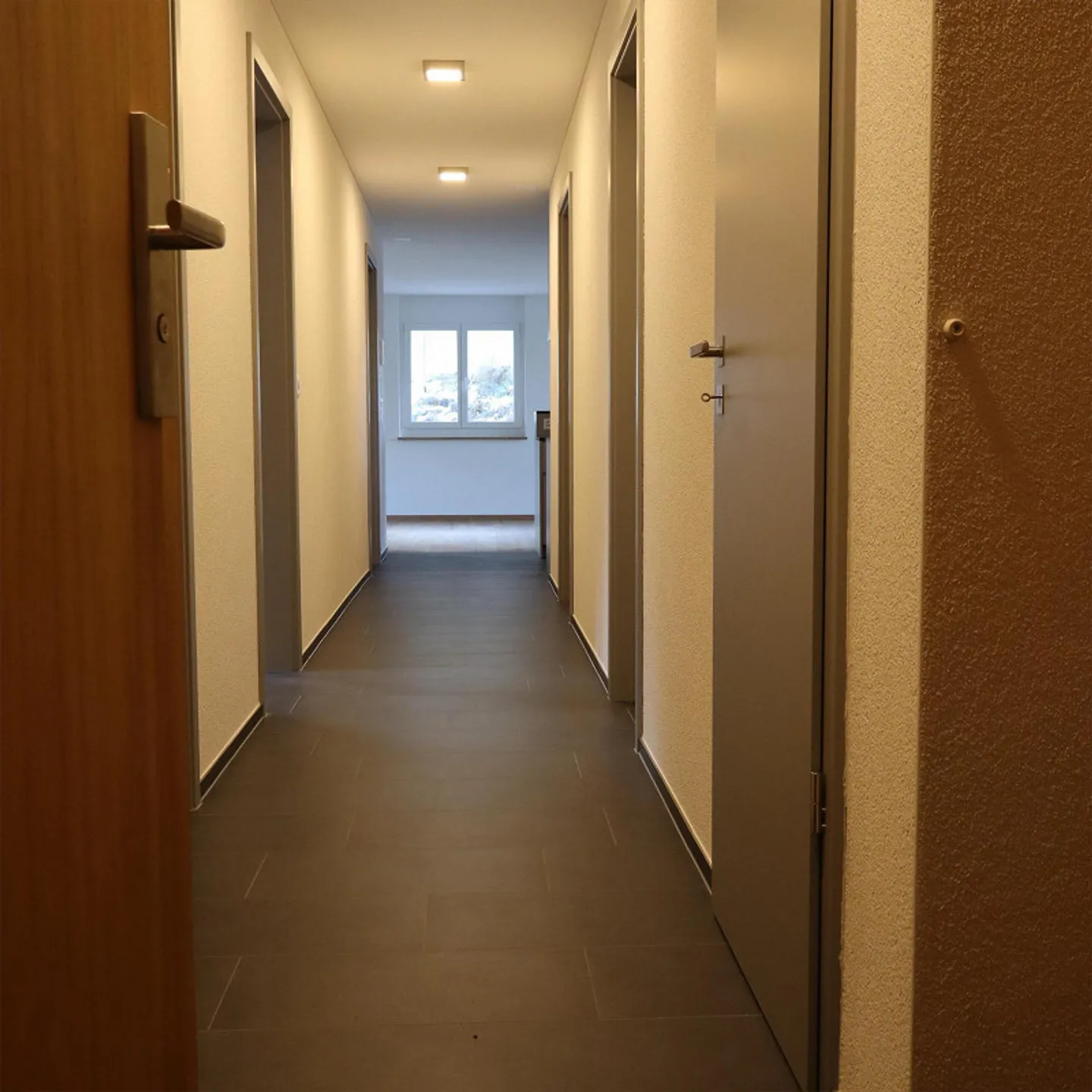 Première occupation : Appartement lumineux de 3,5 pièces dans le meilleur emplacement de Davos Platz - Photo 2 sur 9
