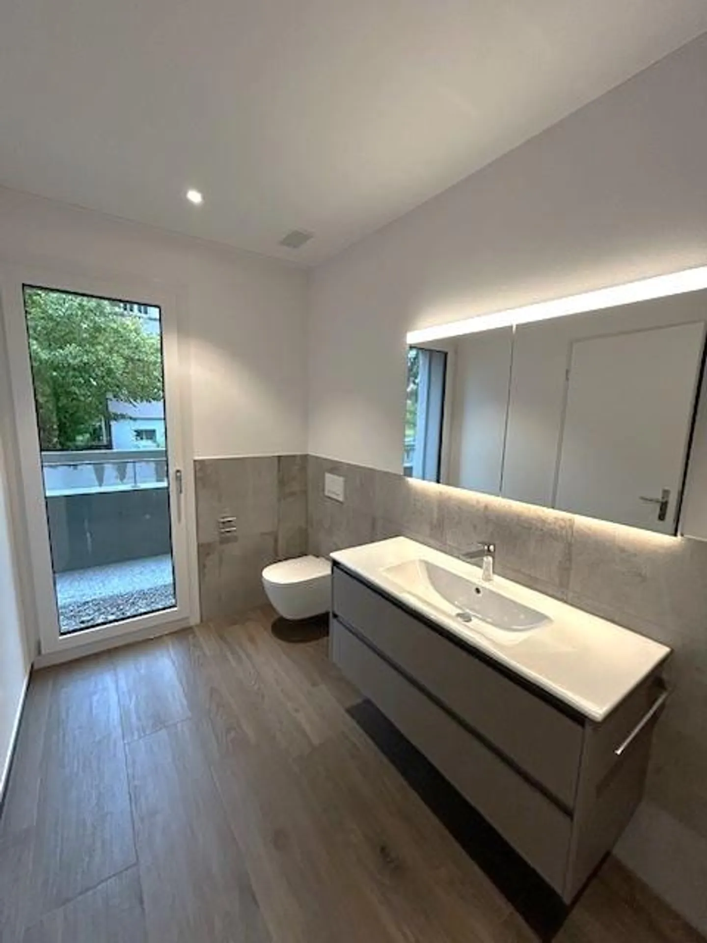 Elegant and spacious new apartment - Photo 4 of 8