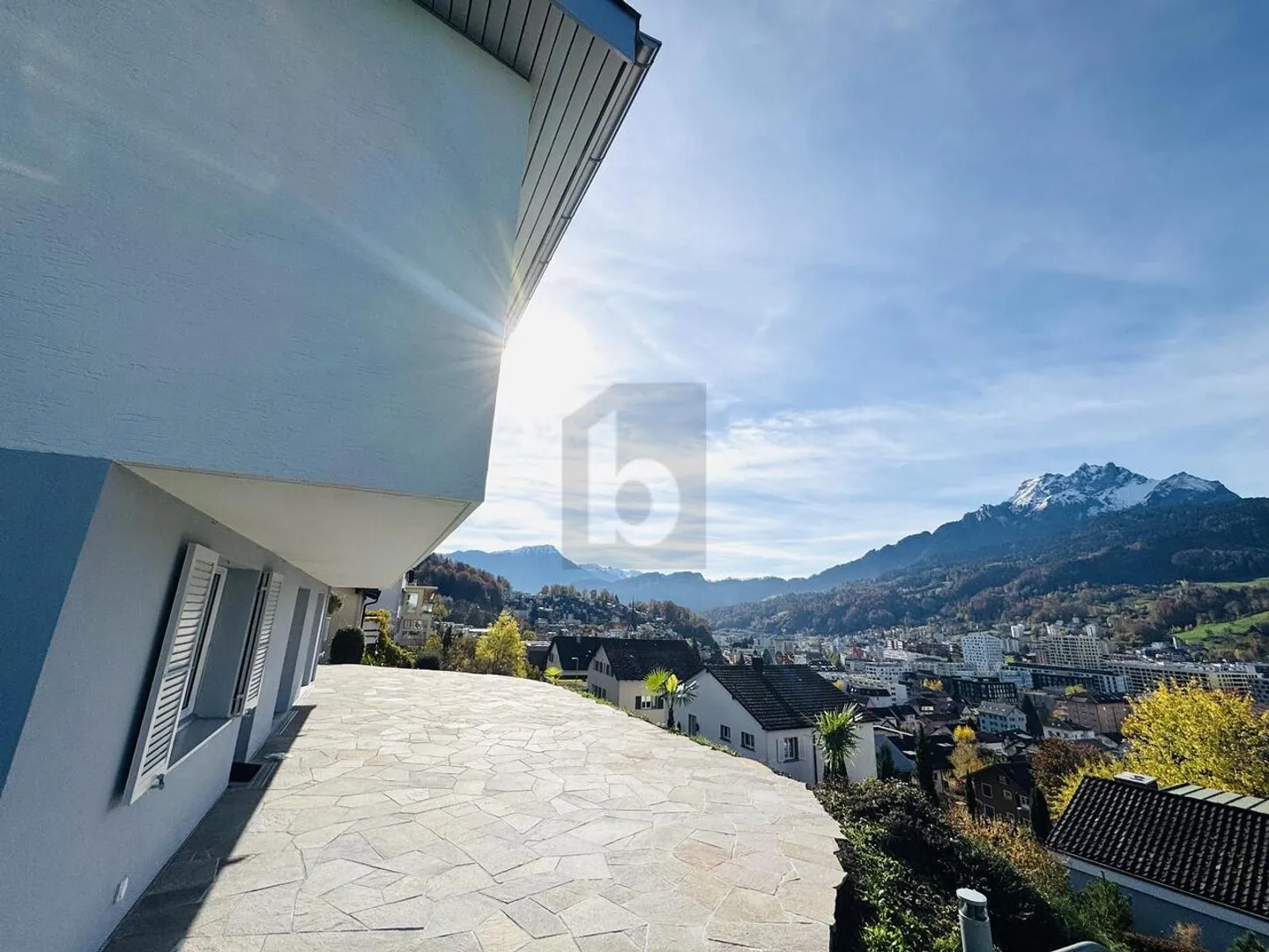 ELEGANT UND STILVOLL MIT HERRLICHER AUSSICHT - Foto 5 von 6