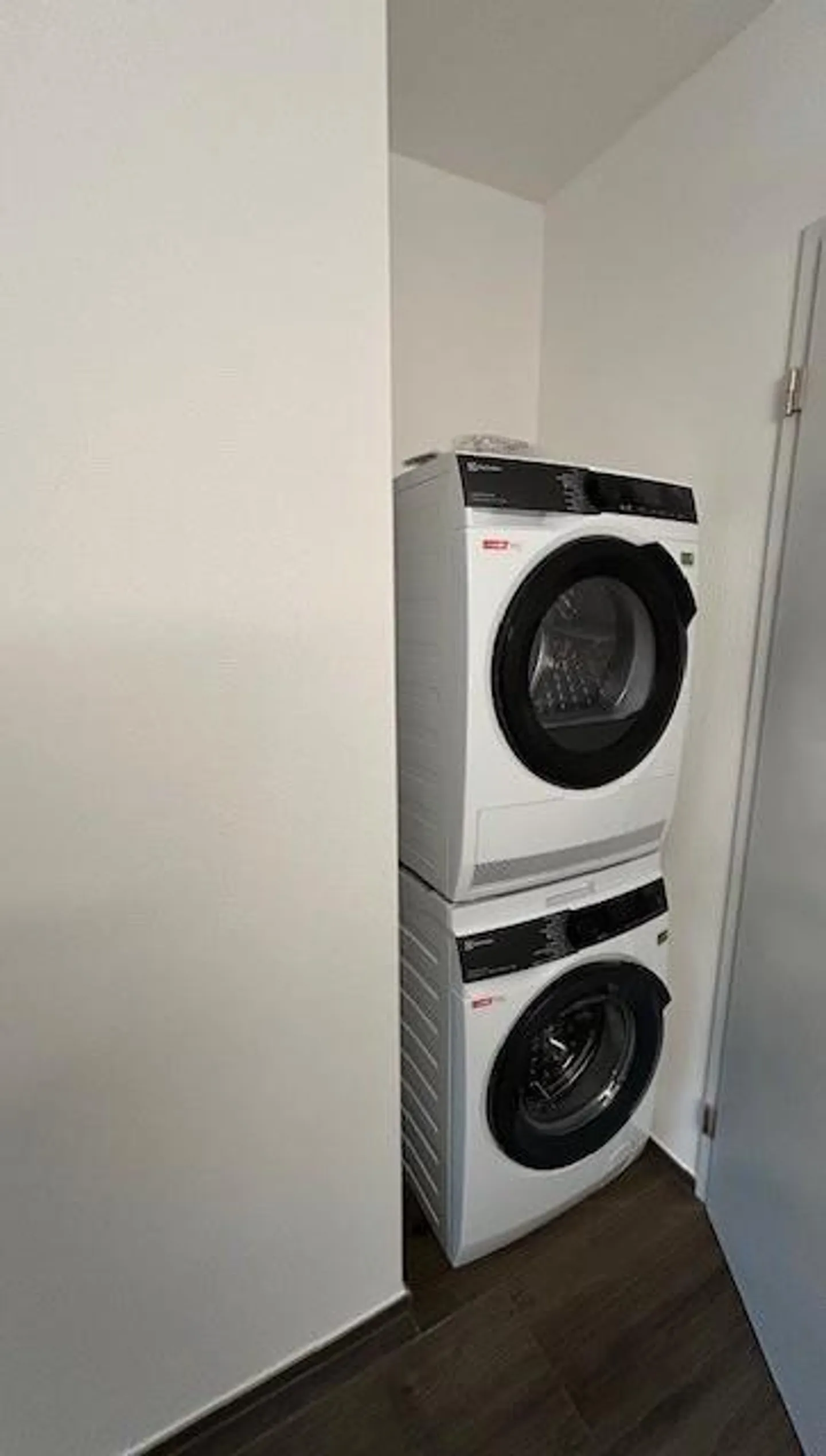 Elegant and spacious new apartment - Photo 6 of 8