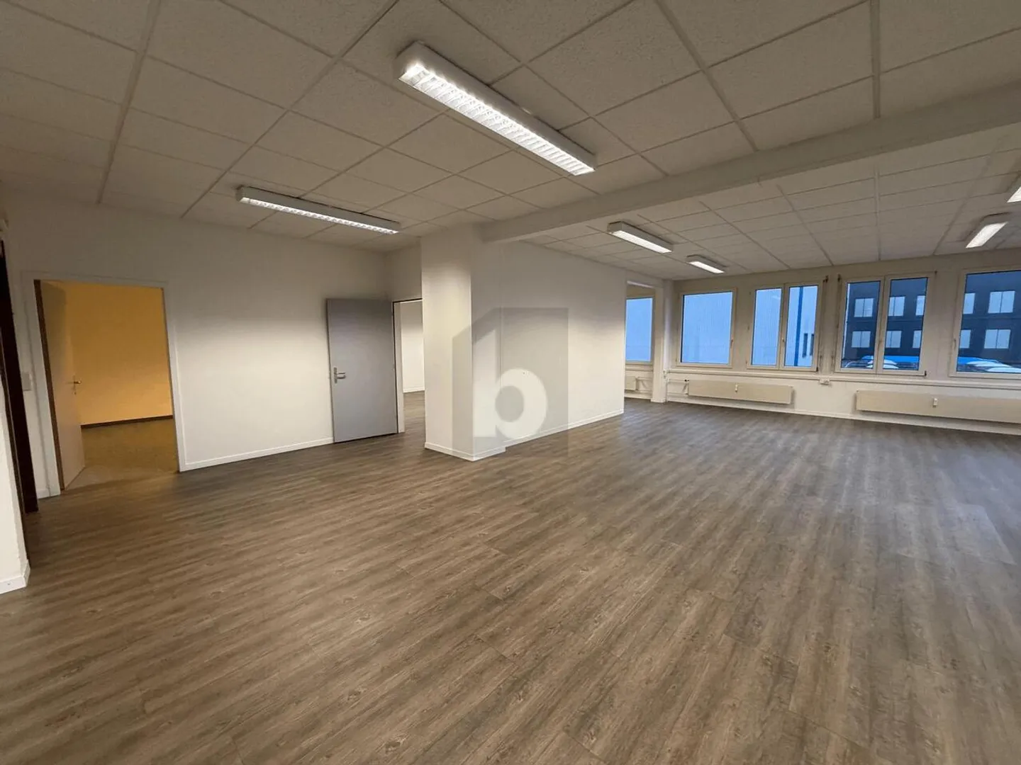 MODERNE, CENTRALE, BAIGNÉE DE LUMIÈRE ET FLEXIBLE - Photo 2 sur 6