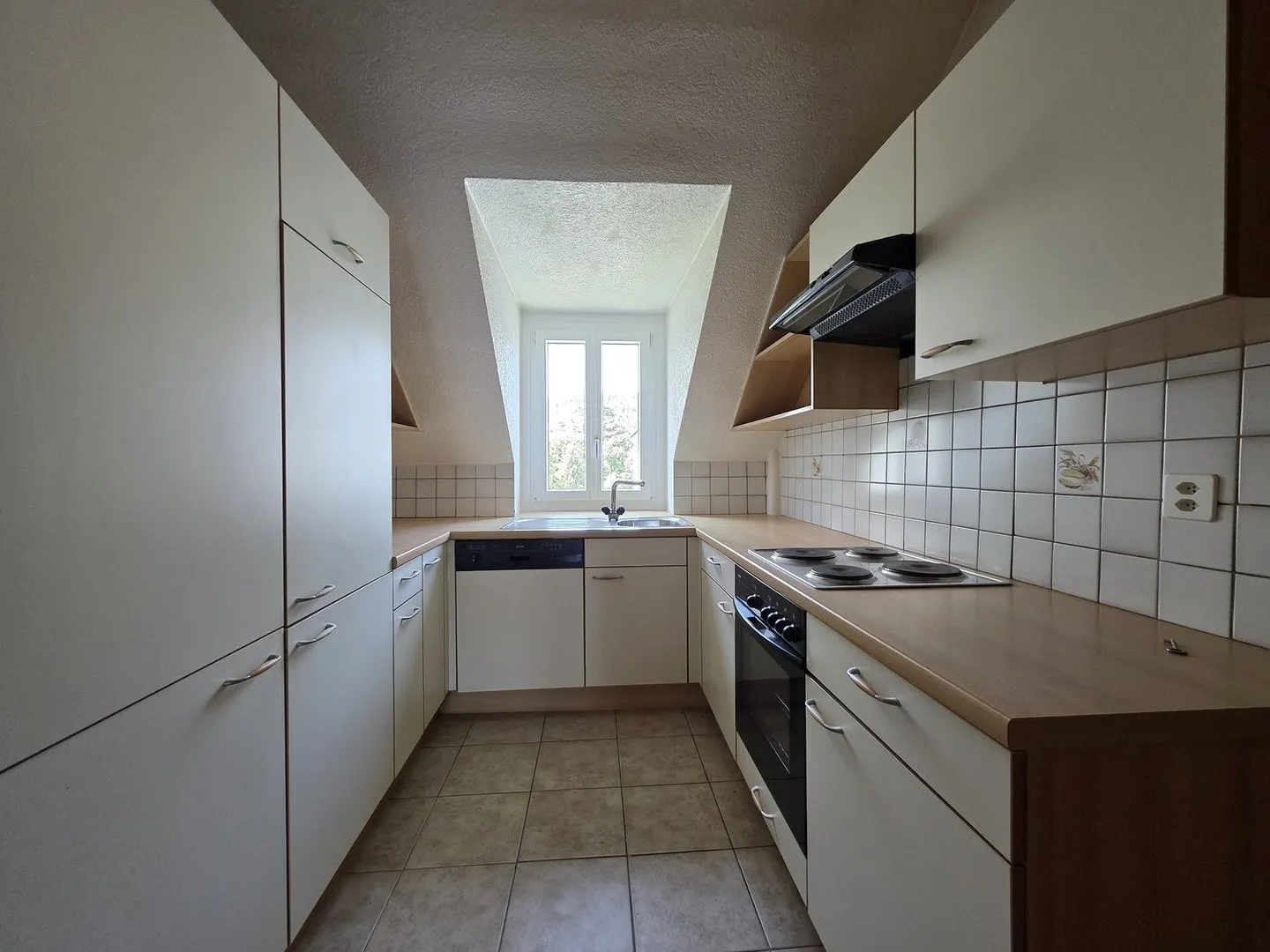 4 PEZZI SOTTOTETTO DELL'EDIFICIO - Foto 2 di 6