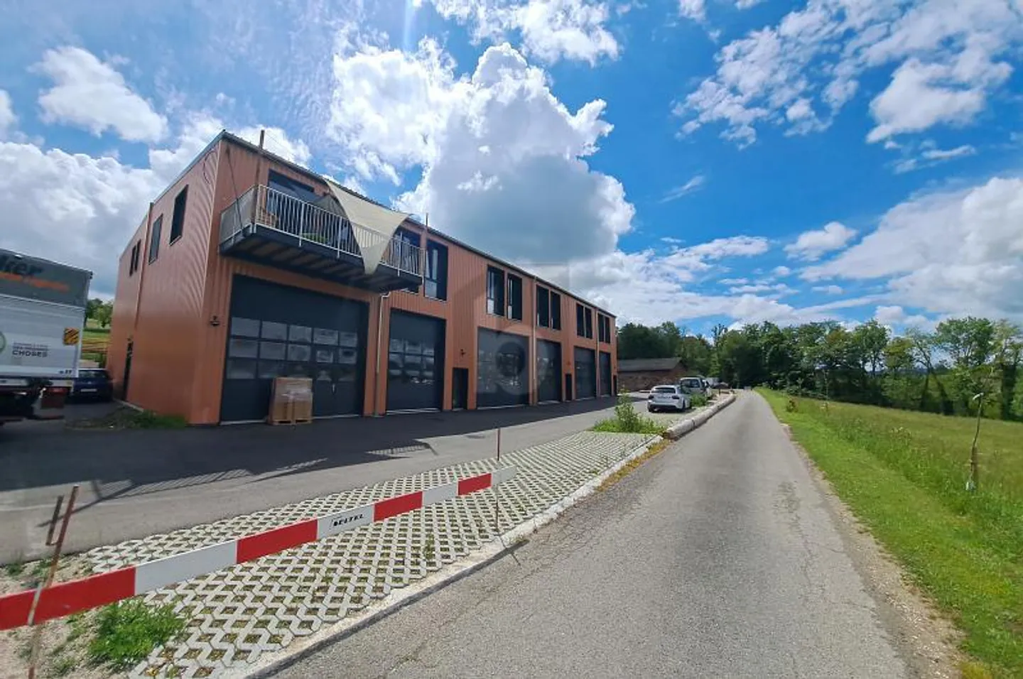 MAGNIFICENT NEW SPACIOUS AND BRIGHT LOCAL - Photo 1 of 2