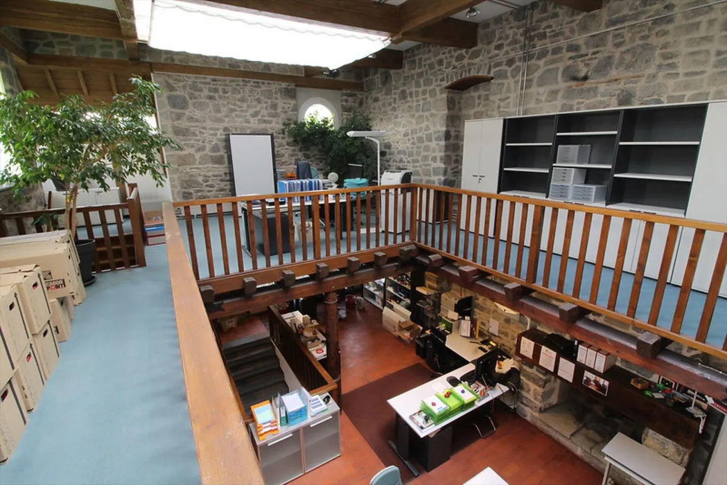 Administrative space with character 2 minutes from downtown - Photo 2 of 12
