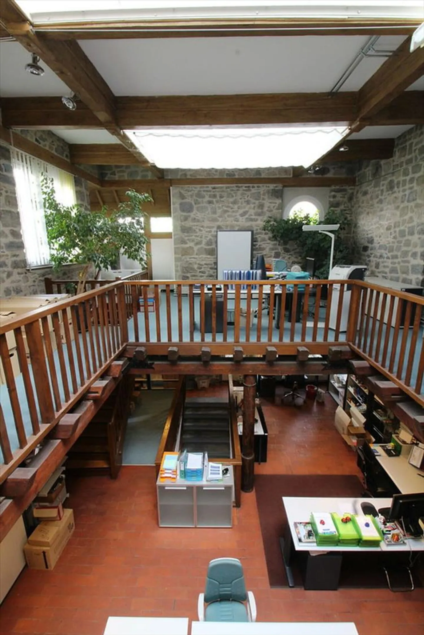 Administrative space with character 2 minutes from downtown - Photo 3 of 12