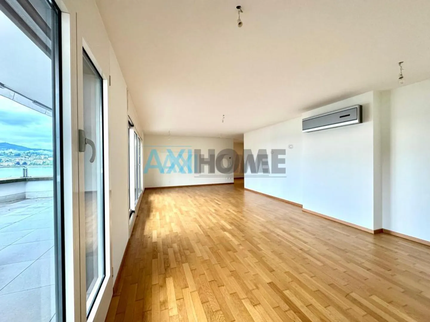 Magnifico attico con terrazza di fronte al lago - Foto 3 di 15