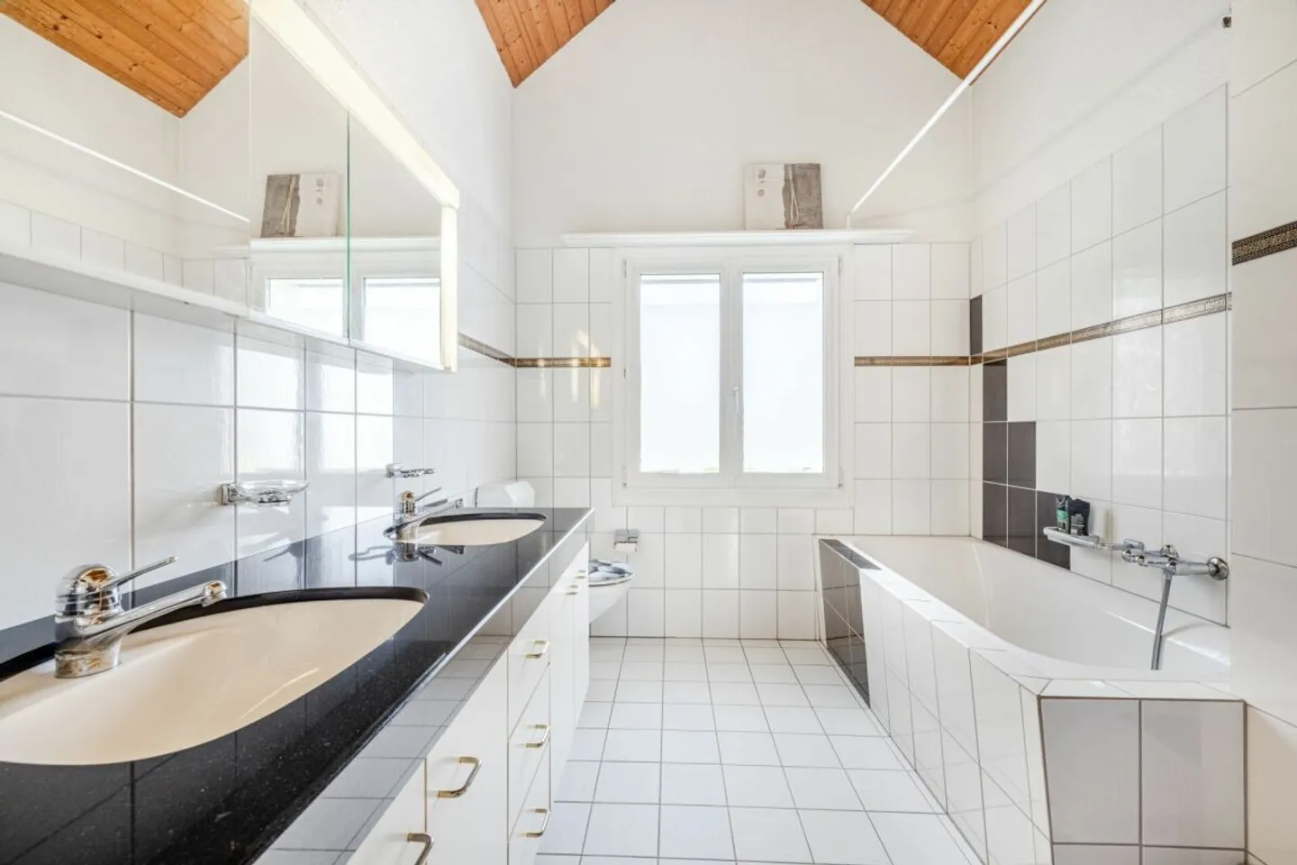 Dreamlike 6.5-room penthouse apartment with bright rooms and sunny balcony - Photo 8 of 9