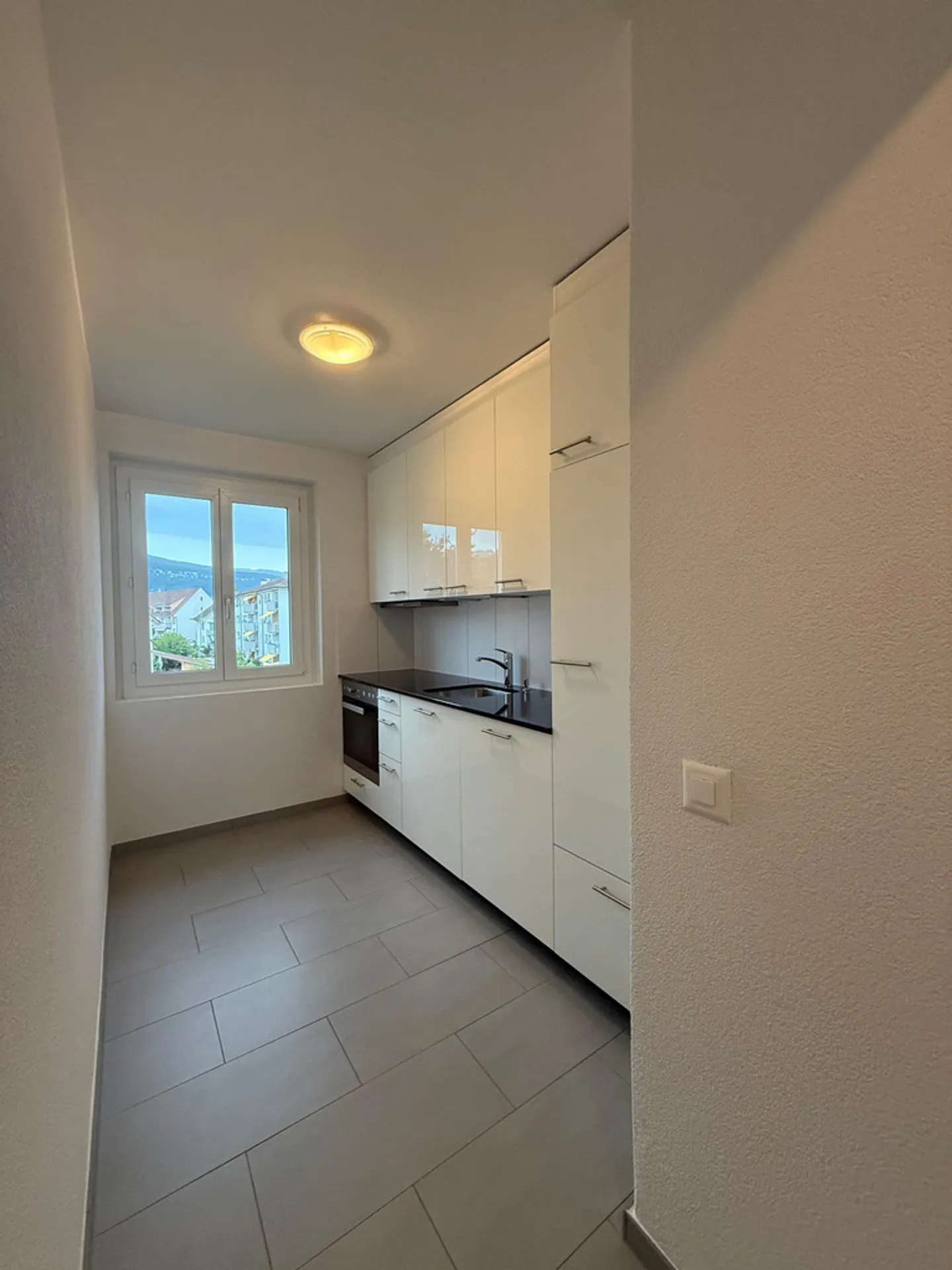 Modern 3.5-room apartment with large balcony on the 2nd floor - Photo 2 of 10