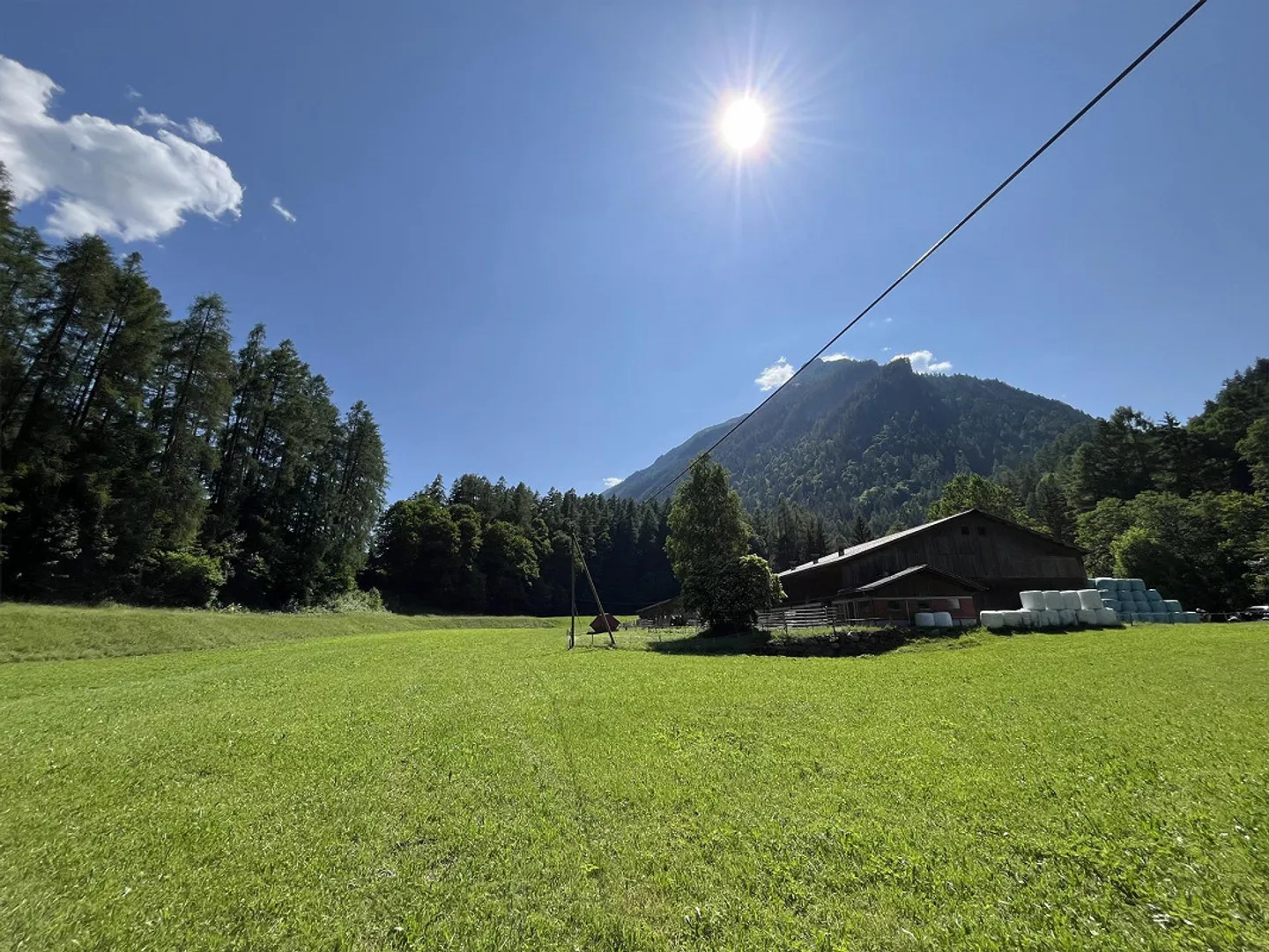 2045 m2 terreno residenziale, posizione alpina tranquilla e idilliaca, buone connessioni - Foto 1 di 9