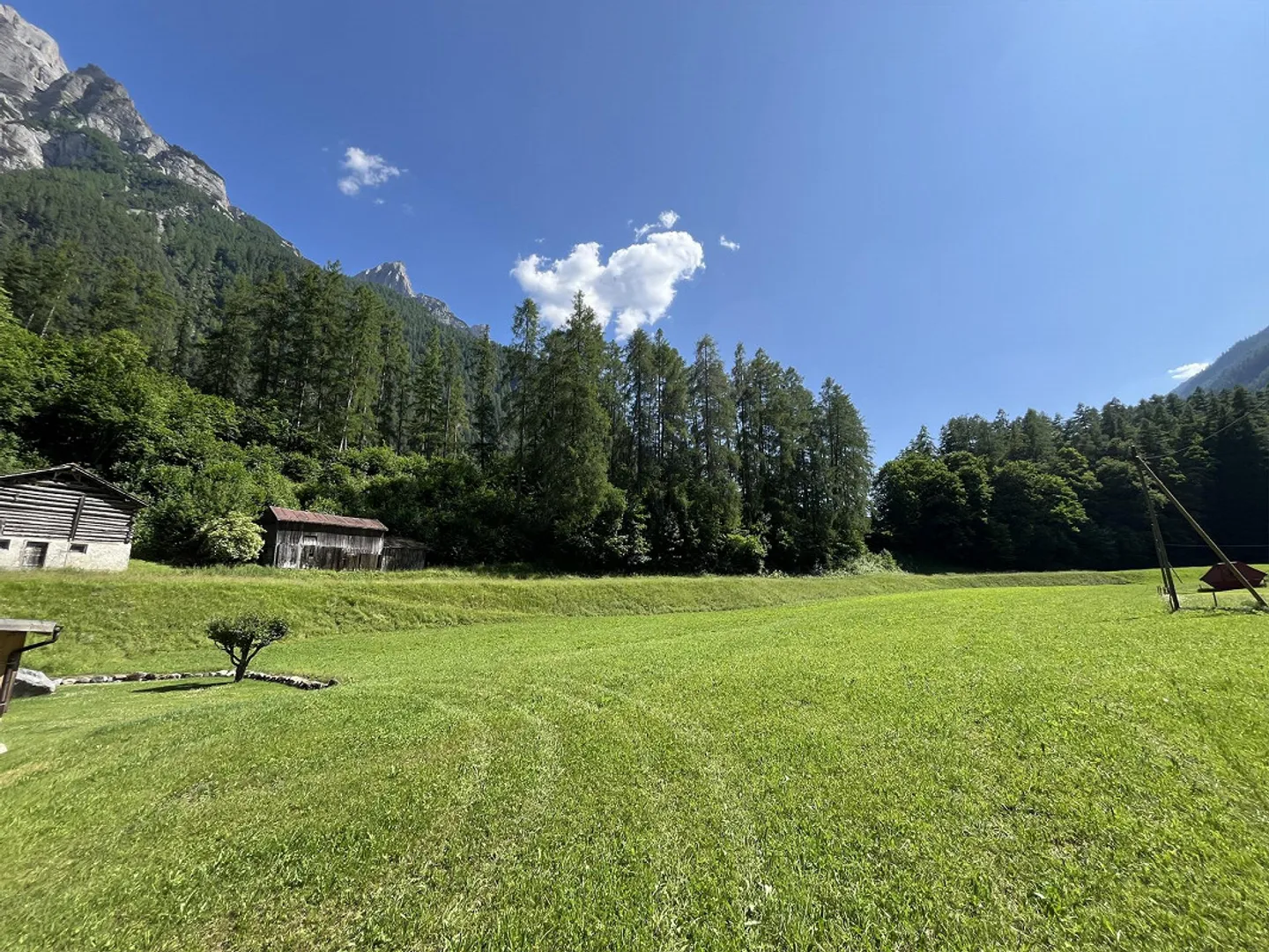 2045 m2 terreno residenziale, posizione alpina tranquilla e idilliaca, buone connessioni - Foto 2 di 9