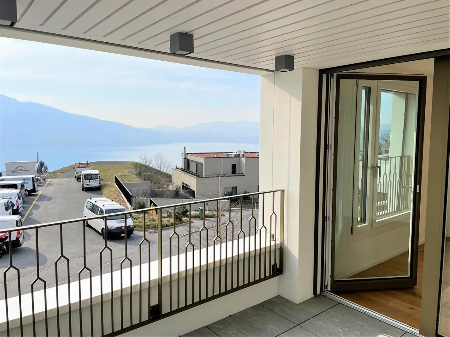 Exclusive 4.5-room maisonette apartment with unique views - Photo 3 of 7