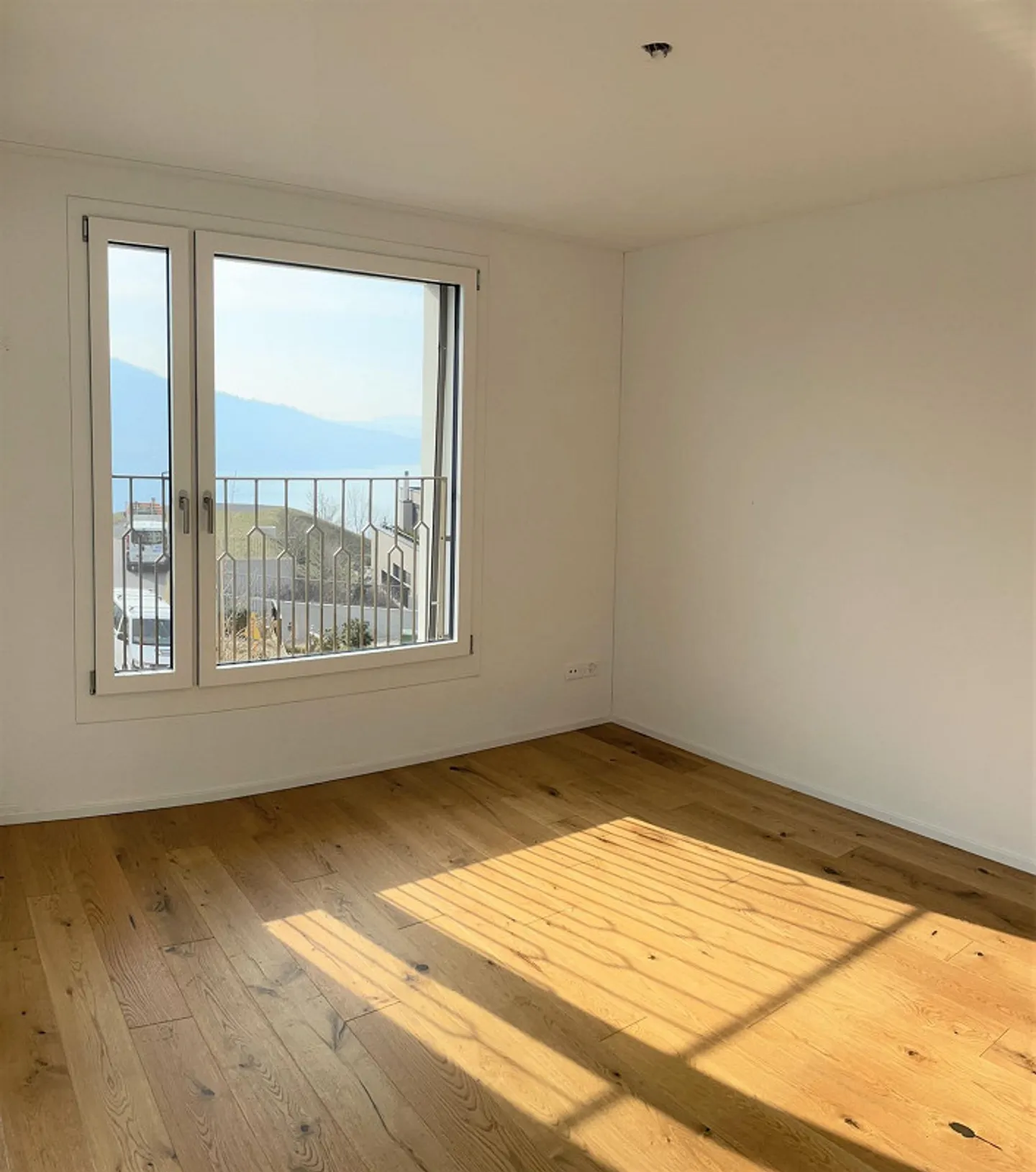 Exclusive 4.5-room maisonette apartment with unique views - Photo 5 of 7