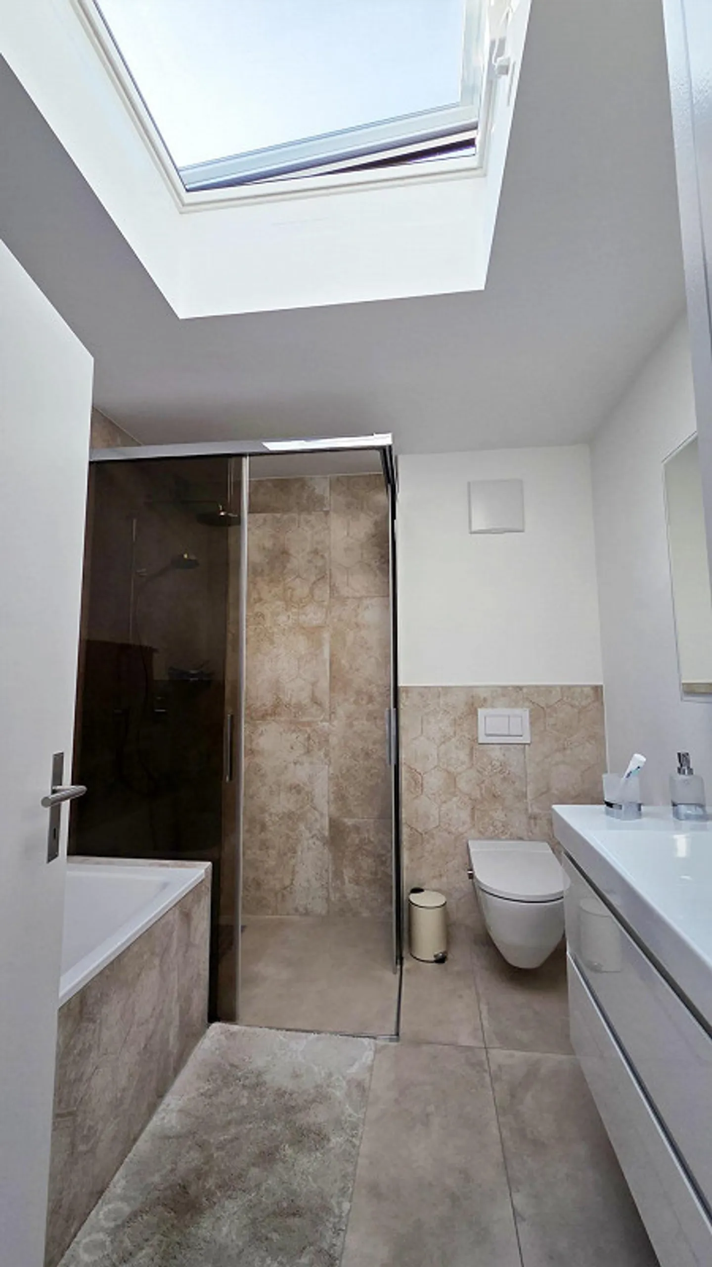 Aussergewöhnlich edle und neuwertige ATTIKA-Wohnung mit Alpensicht - Foto 15 von 19