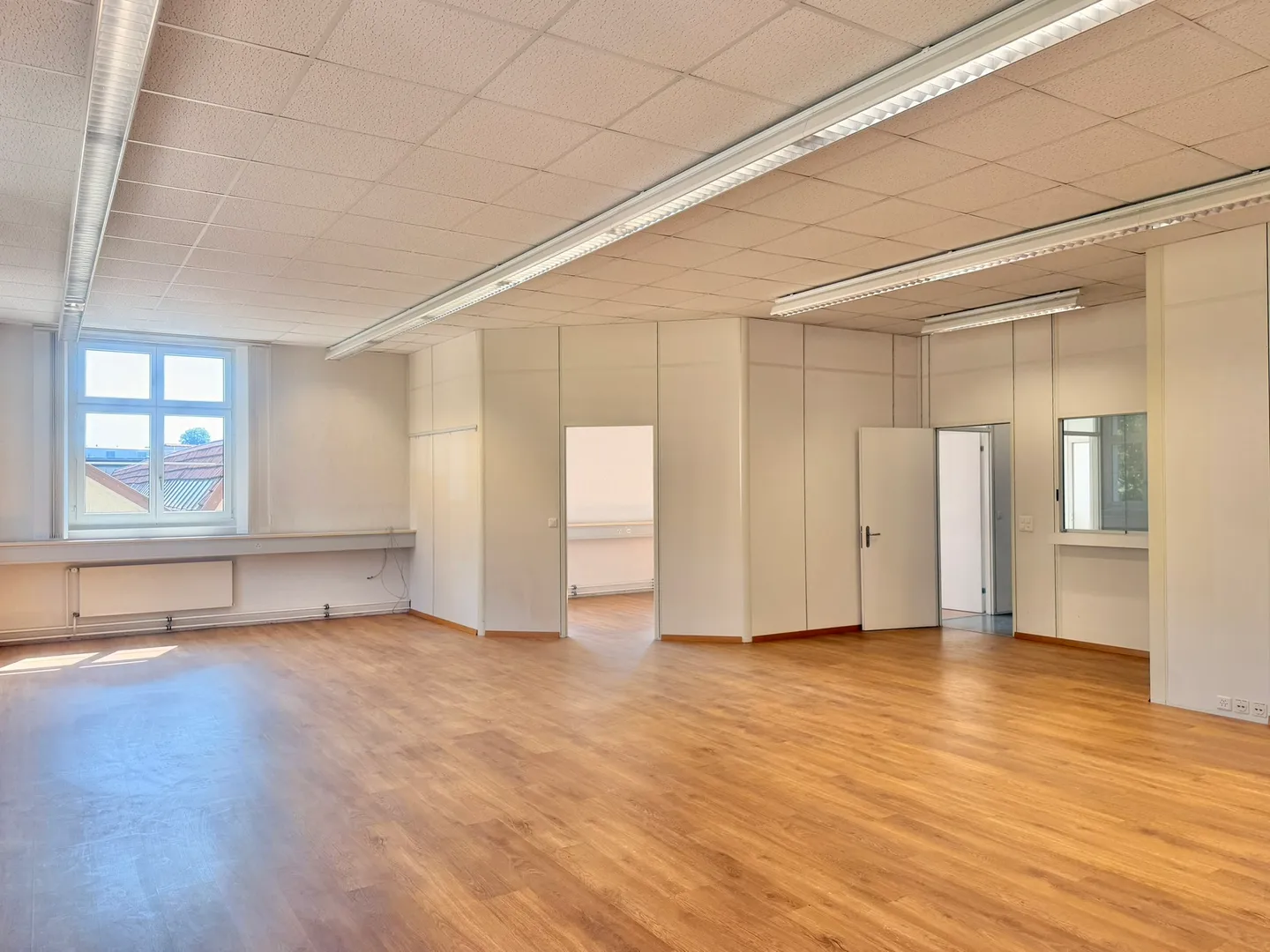198 m² Bureaux dans un Emplacement Excellent - Photo 2 sur 9