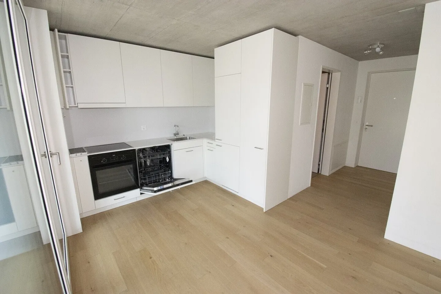 Appartement moderne et lumineux de 1,5 pièce avec machine à laver/sèche-linge combinée - Photo 3 sur 8