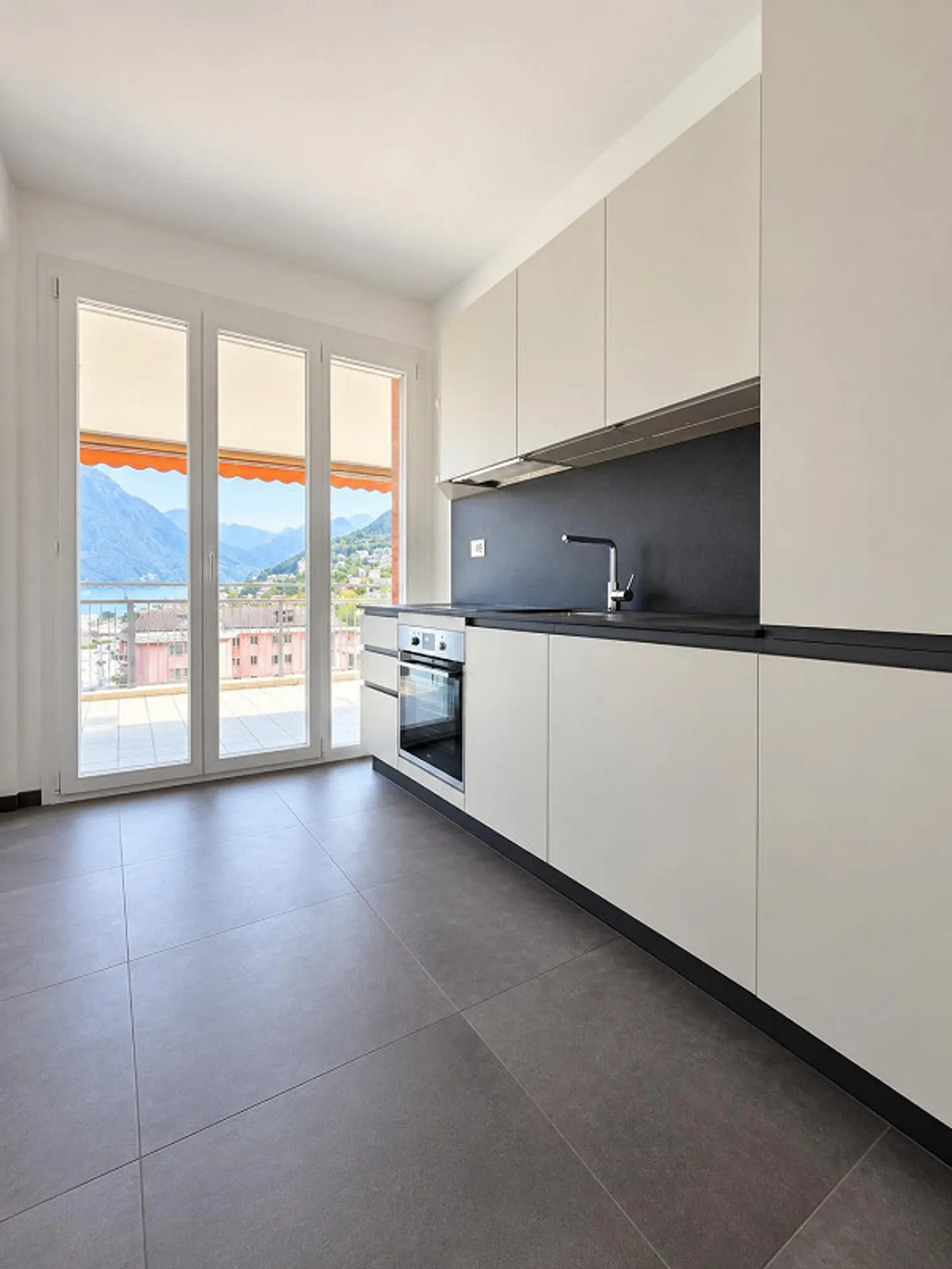 Appartement lumineux avec vue à Lugano - Disponible immédiatement - Photo 2 sur 8