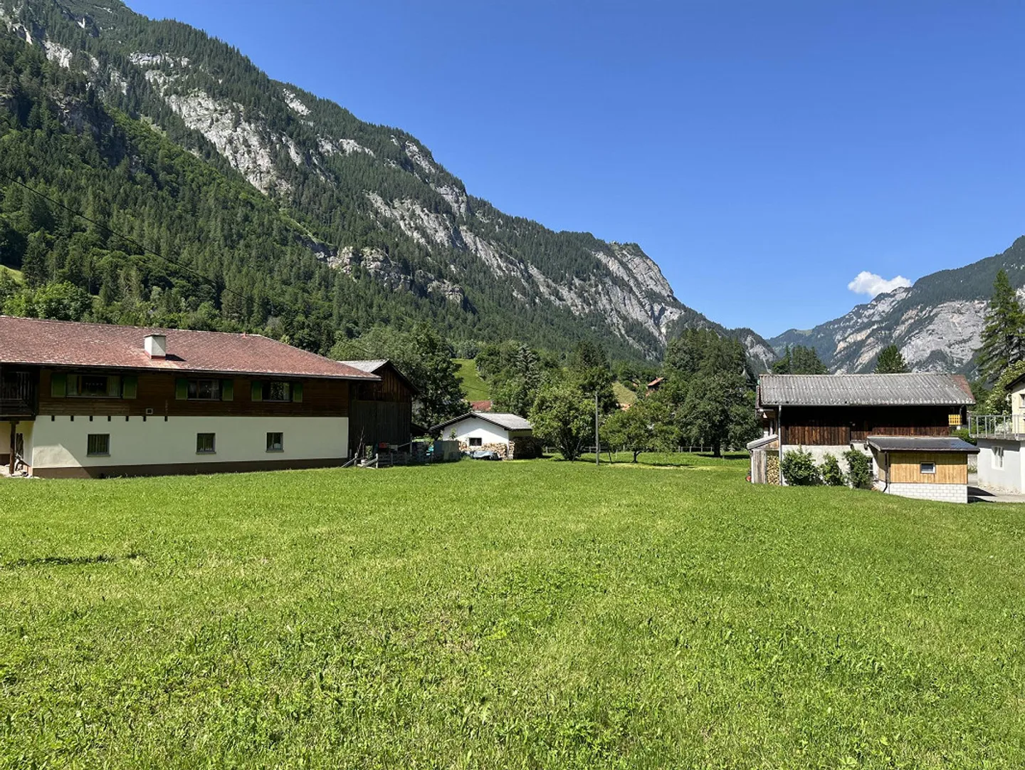 2045 m2 terreno residenziale, posizione alpina tranquilla e idilliaca, buone connessioni - Foto 5 di 9