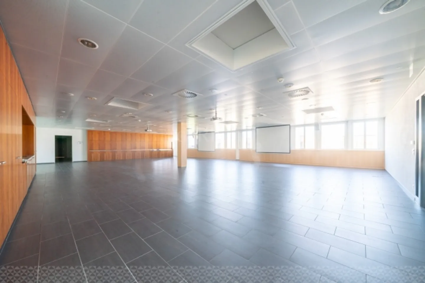 Connexya - Building of 5450m2 on 3 levels for rent - Photo 3 of 6