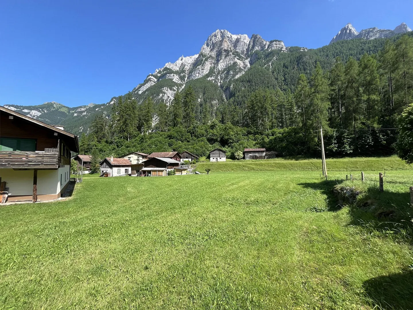 2045 m2 terreno residenziale, posizione alpina tranquilla e idilliaca, buone connessioni - Foto 7 di 9
