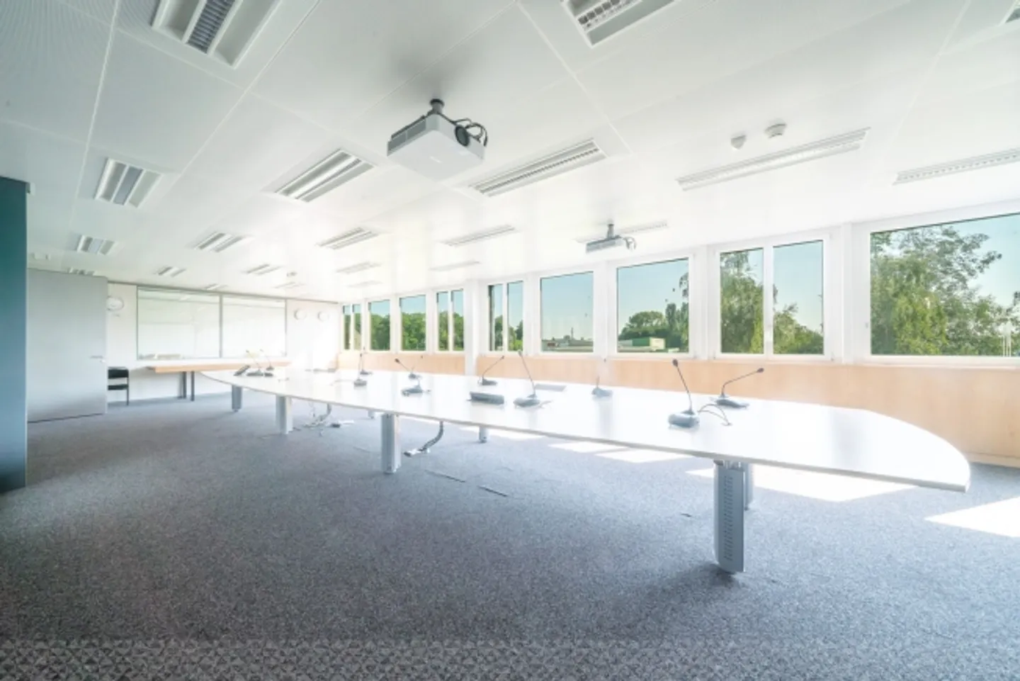 Connexya - Building of 5450m2 on 3 levels for rent - Photo 4 of 6