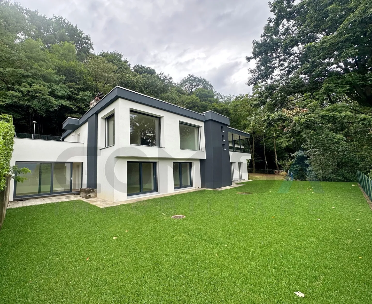 Villa moderne avec 5,5 pièces dans la verdure et avec vue sur le lac - Photo 1 sur 8