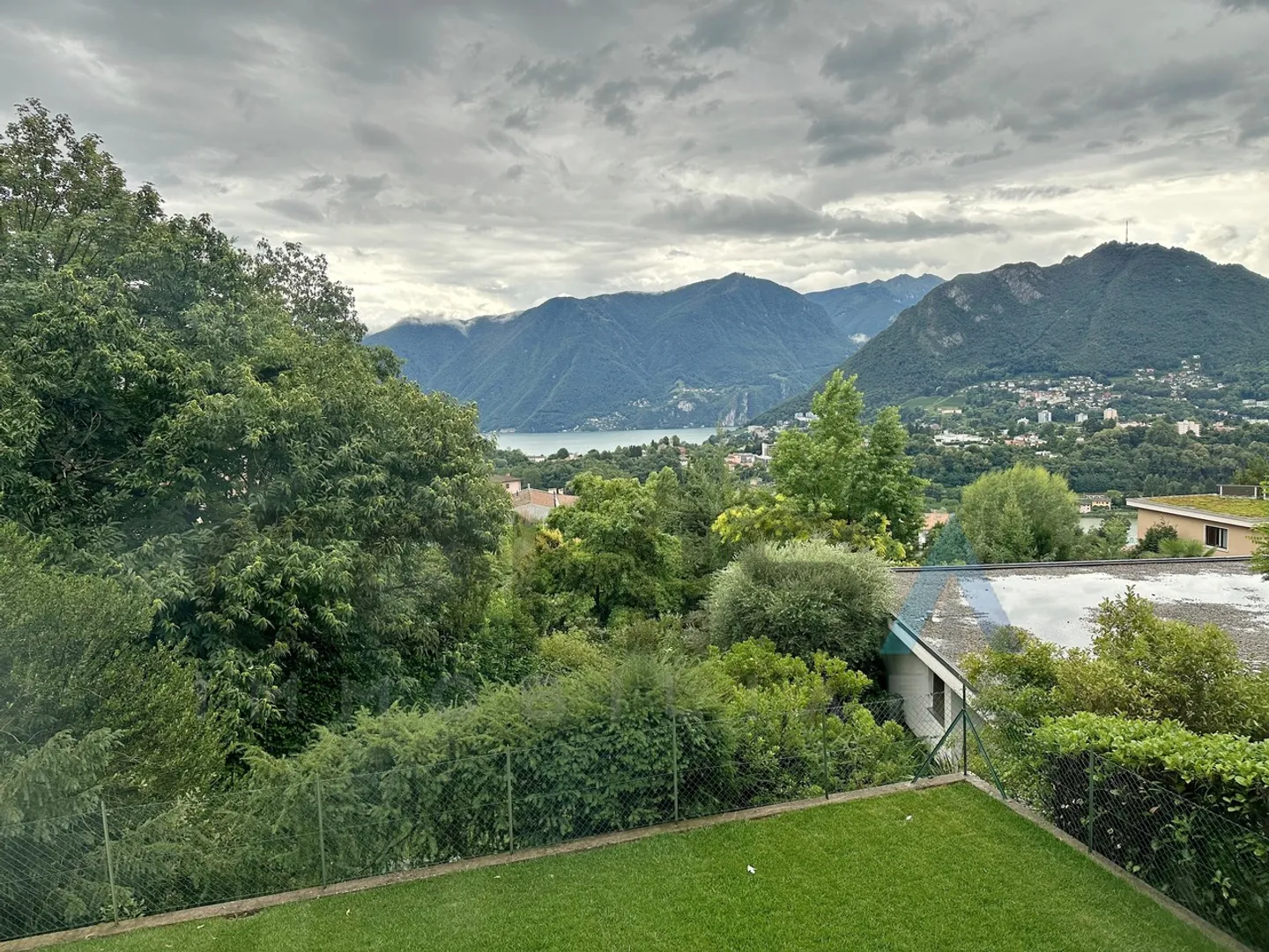 Villa moderne avec 5,5 pièces dans la verdure et avec vue sur le lac - Photo 3 sur 8