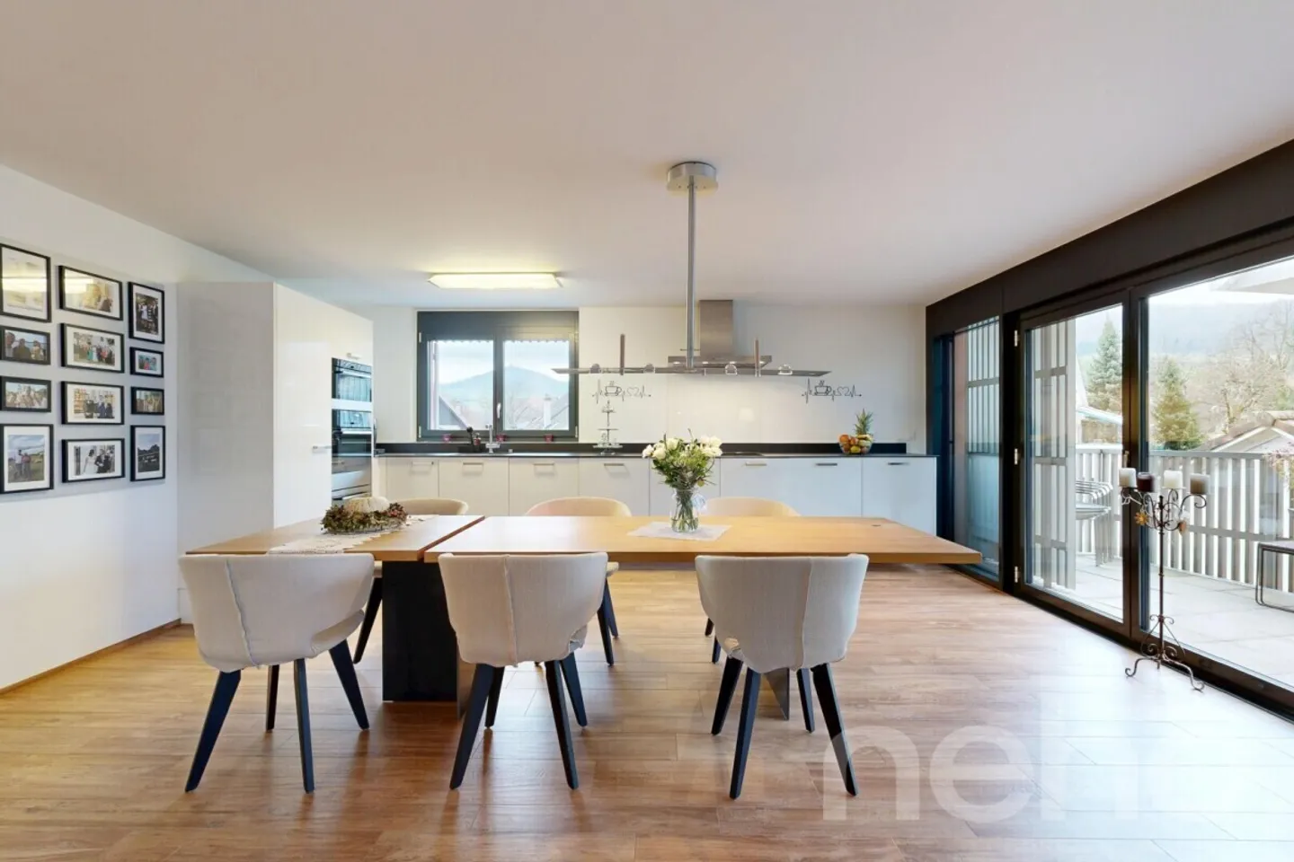 Moderne und grosszügige 4.5-Zimmerwohnung mit Schwedenofen - Foto 3 von 12