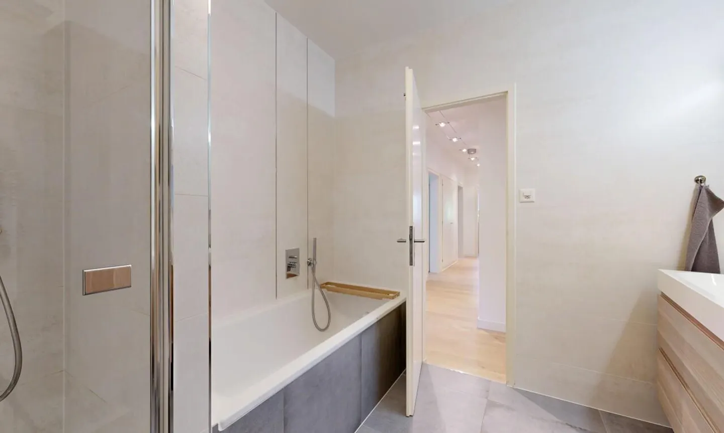 Helles 4-Zimmer-Apartment mit Balkonen und unverbautem Blick - Foto 9 von 11