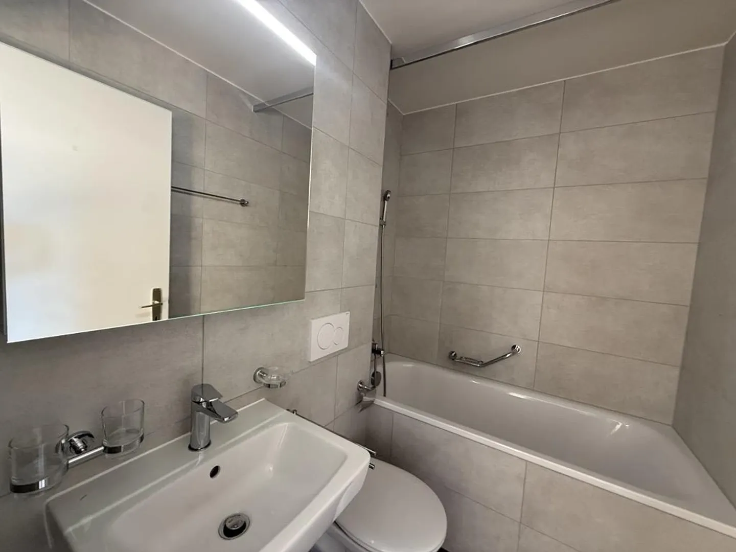 Renovierte 2,5-Zimmer-Wohnung mit Mietgarantie angeboten - Foto 3 von 5