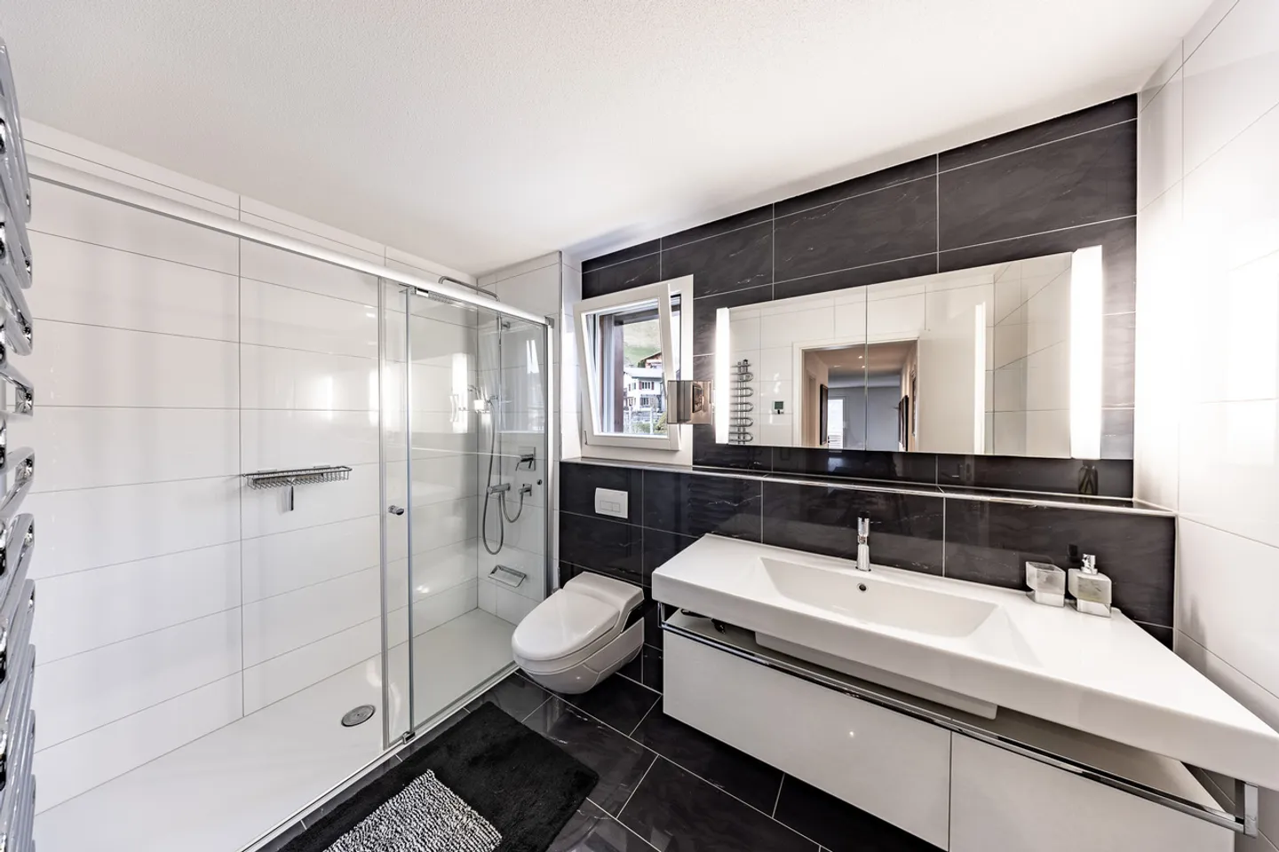 Appartement spacieux et élégant avec une vue magnifique - Photo 7 sur 9