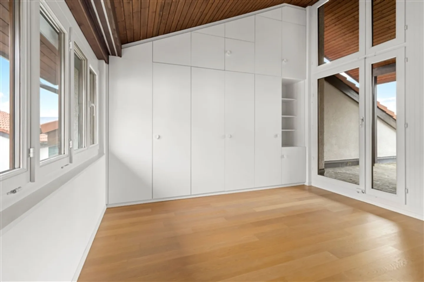 Spacious Living in a 5½ Room Townhouse Near the Lake - Photo 1 of 12