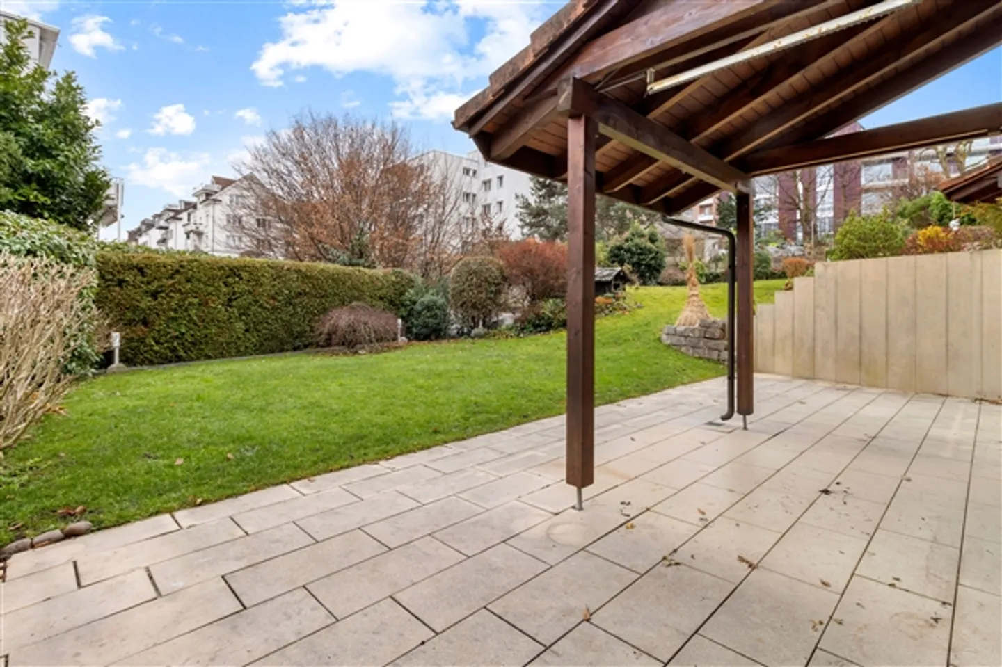 Spacious Living in a 5½ Room Townhouse Near the Lake - Photo 2 of 12