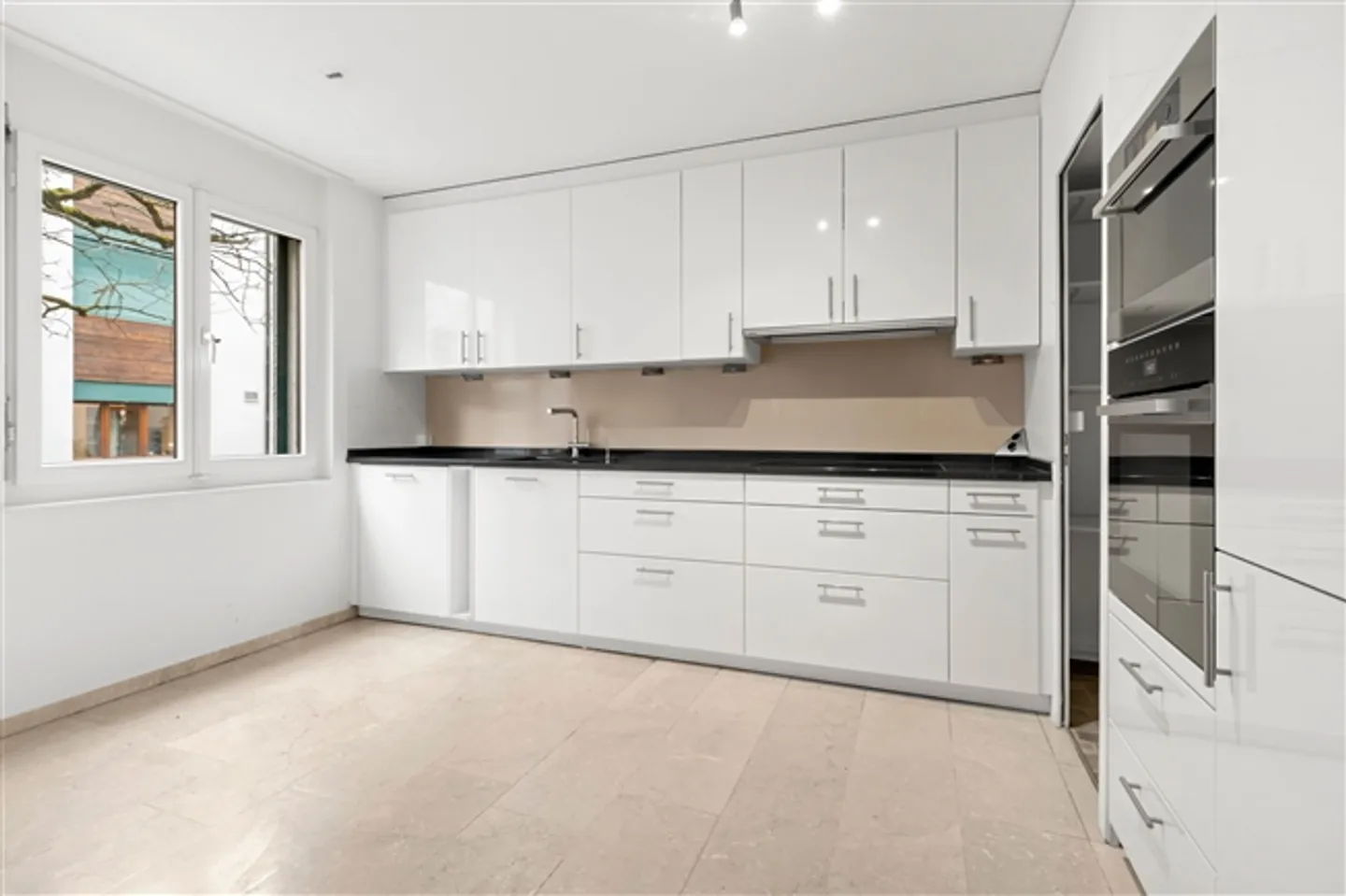 Spacious Living in a 5½ Room Townhouse Near the Lake - Photo 3 of 12