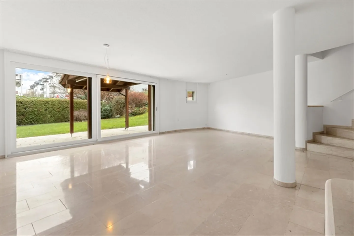 Spacious Living in a 5½ Room Townhouse Near the Lake - Photo 4 of 12